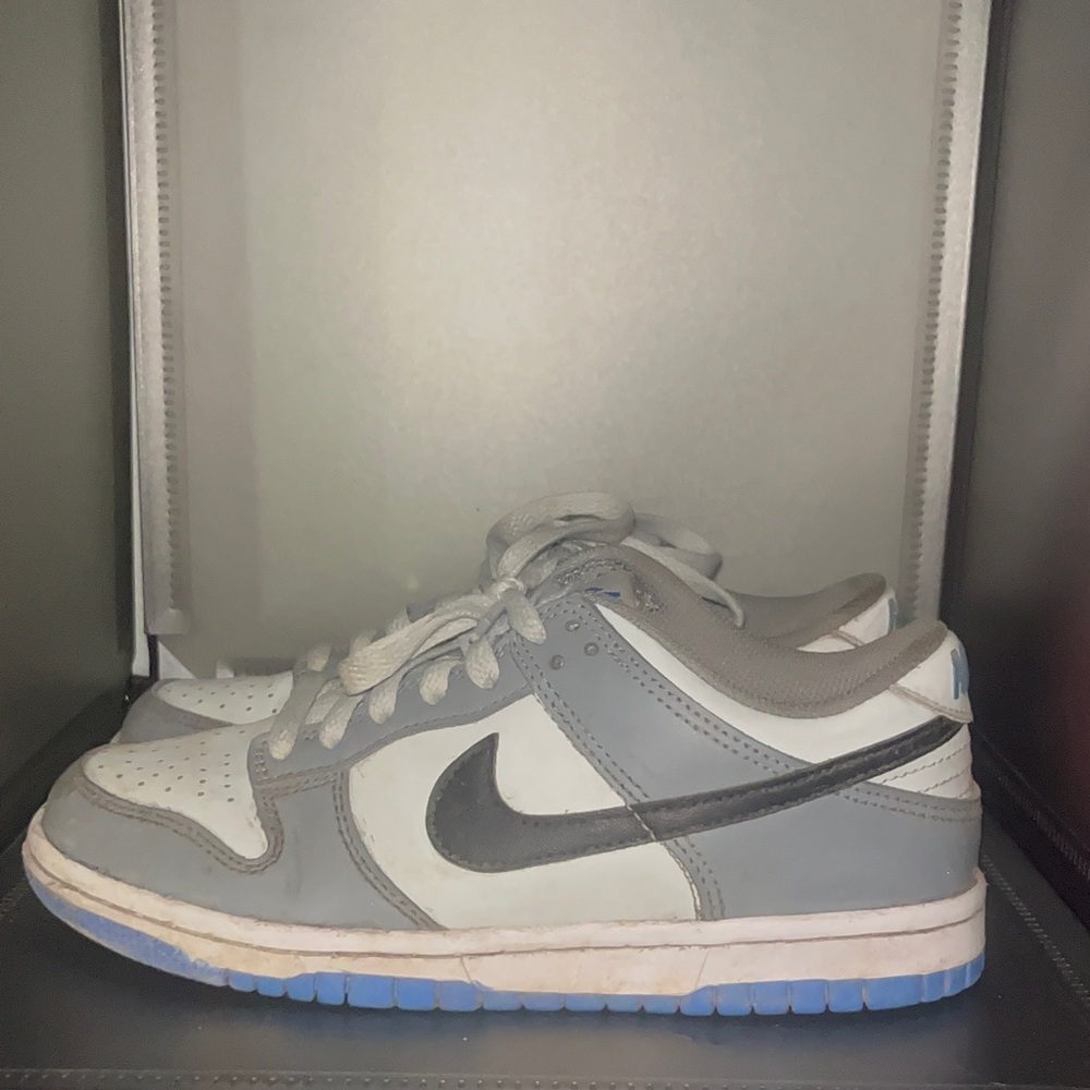 NIKE size 4.5 but fits like a 5-6 dunks with blue bottoms, needs a wash.